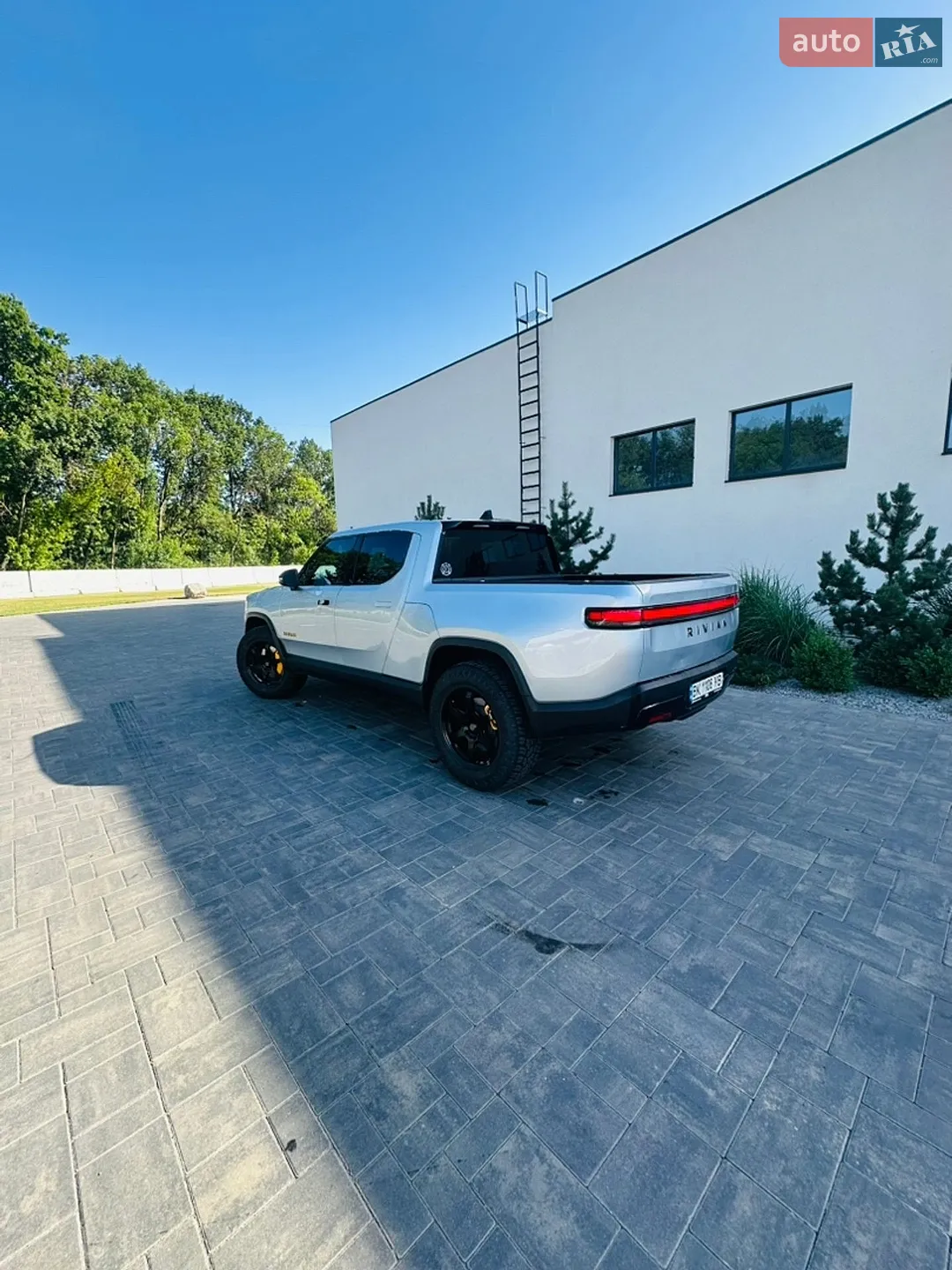 Rivian R1T 2023 VIN 7FCTGAAA6PN020055 фото оголошення 2 з 5