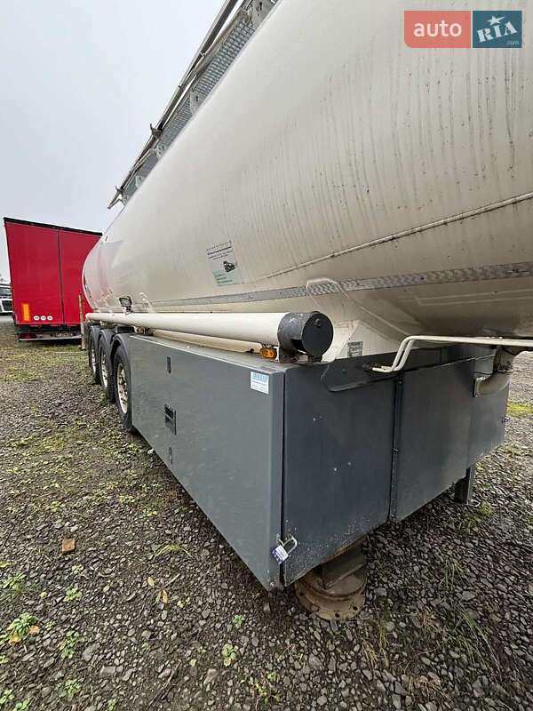 Цистерна Rohr Rohr 2008 в Луцьку