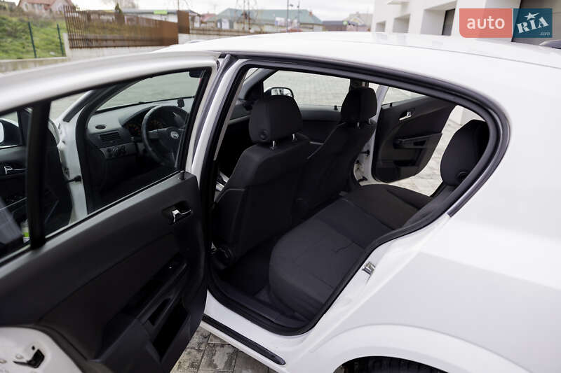 Хэтчбек Saturn Astra 2007 в Ужгороде
