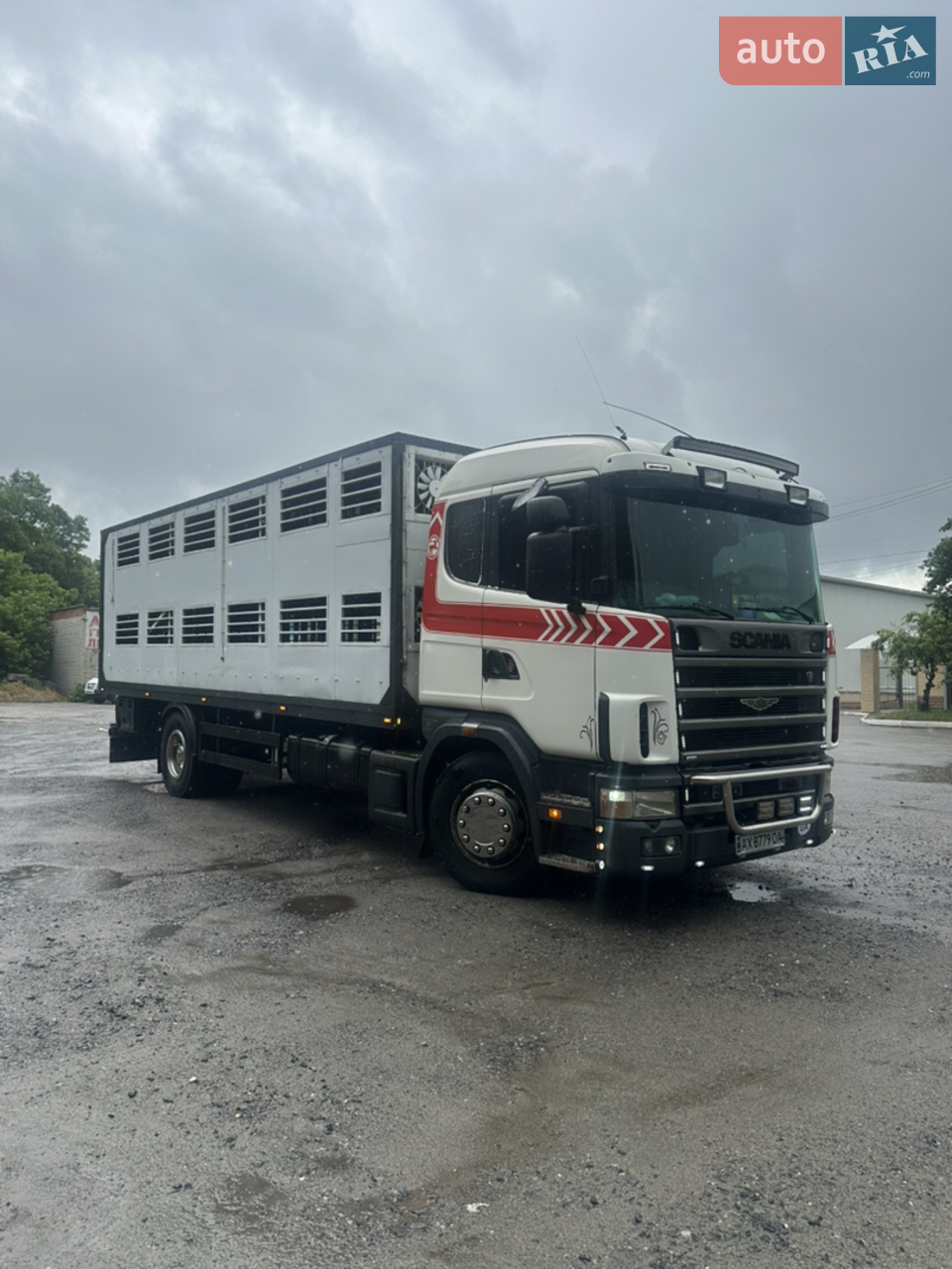 Авто в ідеальному стані,мотор новий 12л 420 л.с, автомат,2 поверхи.автомобіль 8 років у сімʼї,детальніше про автомобіль по номеру телефону.