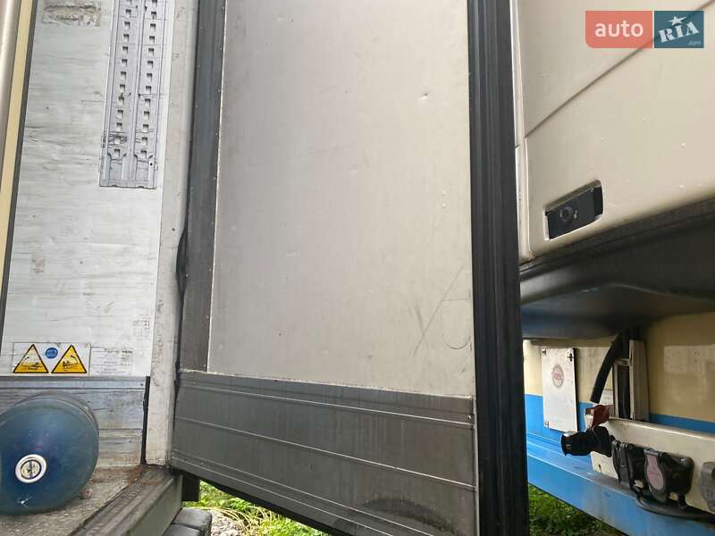 Рефрижератор напівпричіп Schmitz Cargobull SKO 2011 в Чернівцях