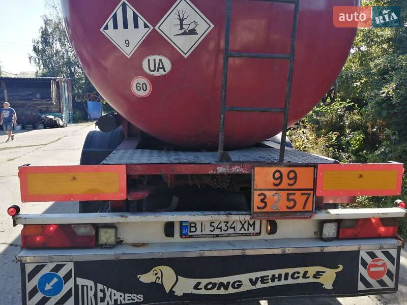 Цистерна Schwarzmuller SAF 1993 в Києві