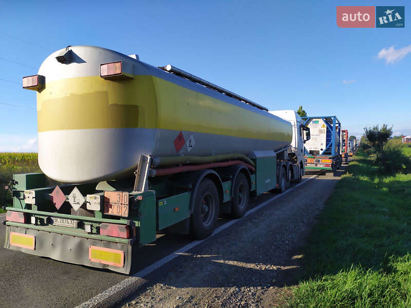 Цистерна полуприцеп Schwingenschlogel DST-30L/V2A 2001 в Ровно