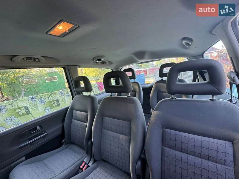 Минивэн SEAT Alhambra 2004 в Владимире