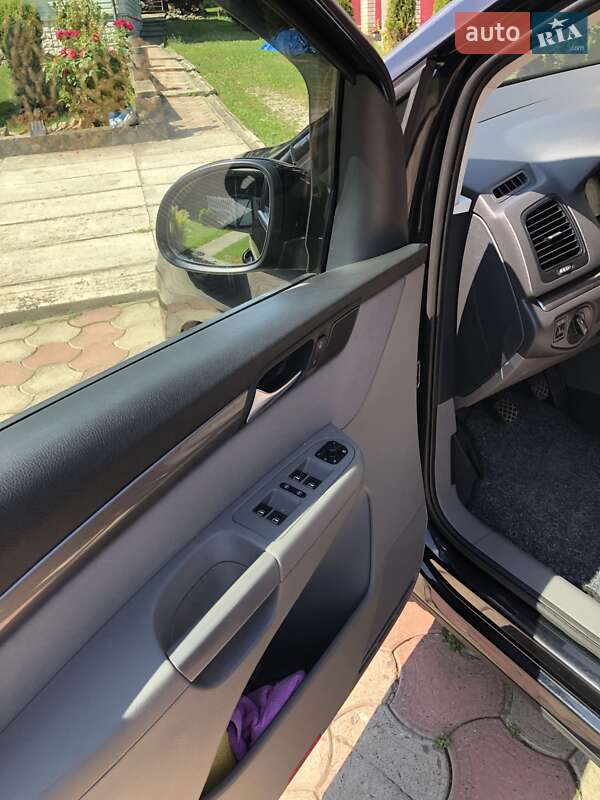 Мінівен SEAT Alhambra 2010 в Долині