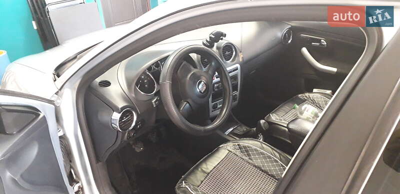Седан SEAT Cordoba 2007 в Львове