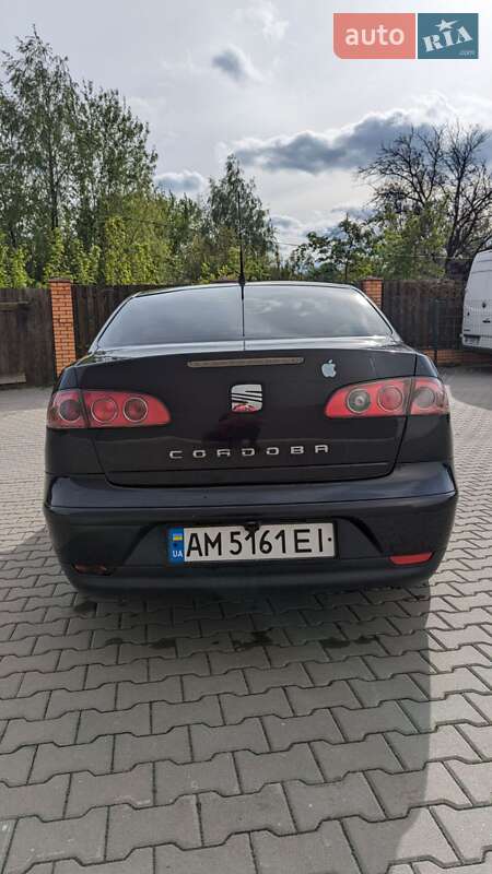 Седан SEAT Cordoba 2008 в Вишневом