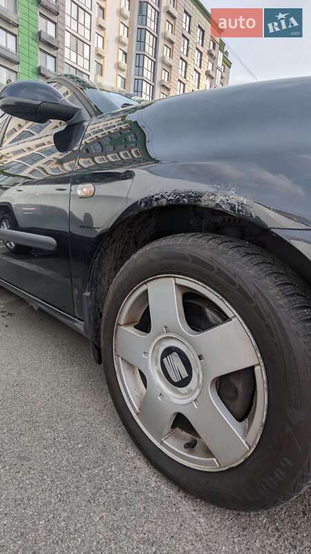 Седан SEAT Cordoba 2008 в Вишневом