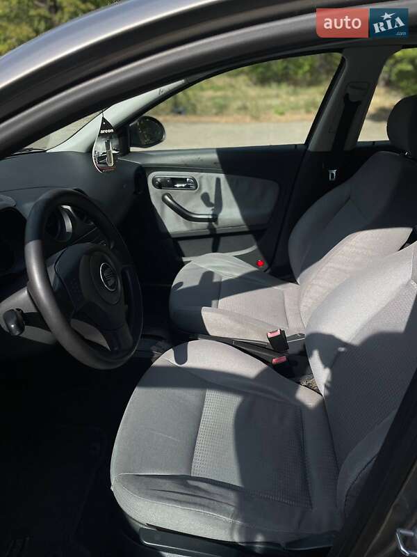 Седан SEAT Cordoba 2003 в Днепре