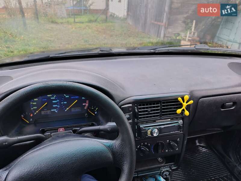 Седан SEAT Cordoba 1999 в Самборі