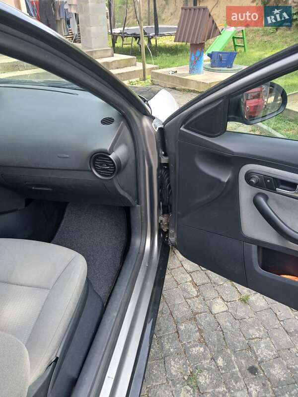 Хэтчбек SEAT Ibiza 2003 в Шумске