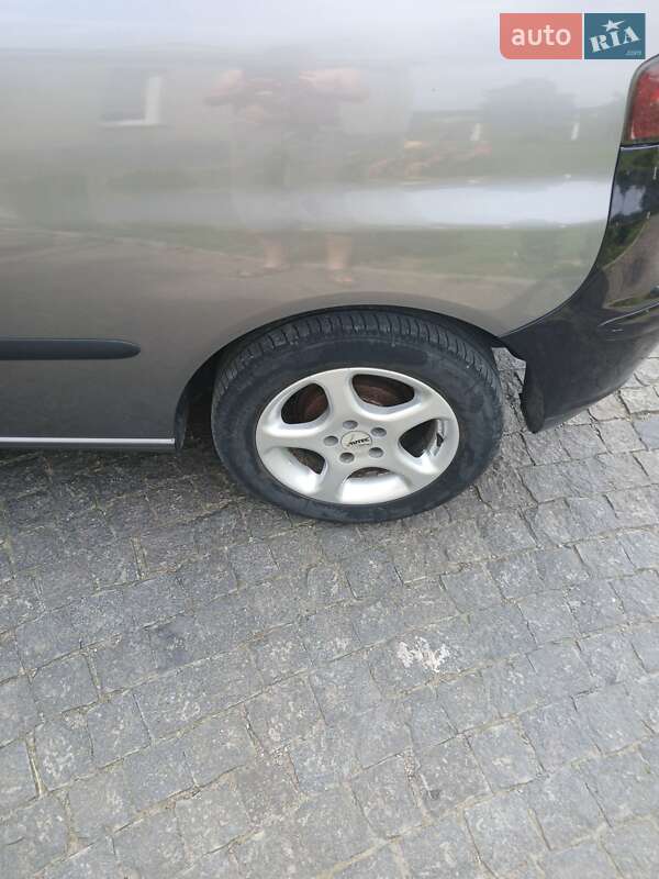 Хэтчбек SEAT Ibiza 2003 в Шумске