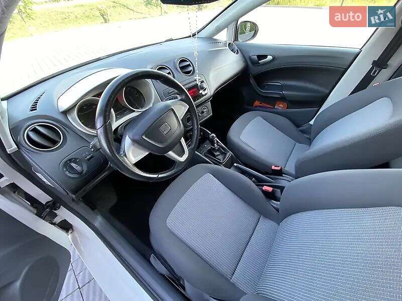 Хэтчбек SEAT Ibiza 2011 в 