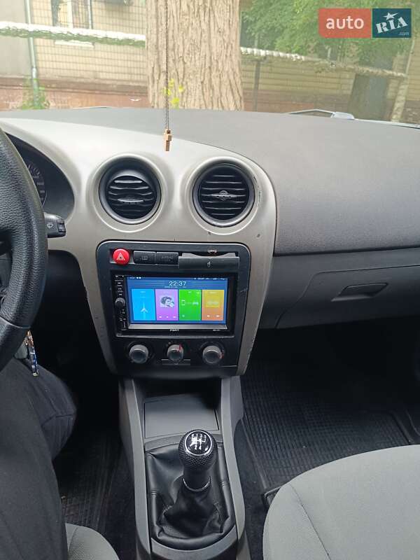Хетчбек SEAT Ibiza 2003 в Дніпрі
