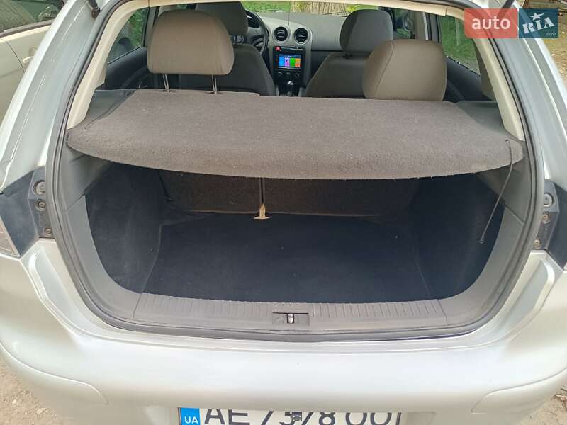 Хетчбек SEAT Ibiza 2003 в Дніпрі