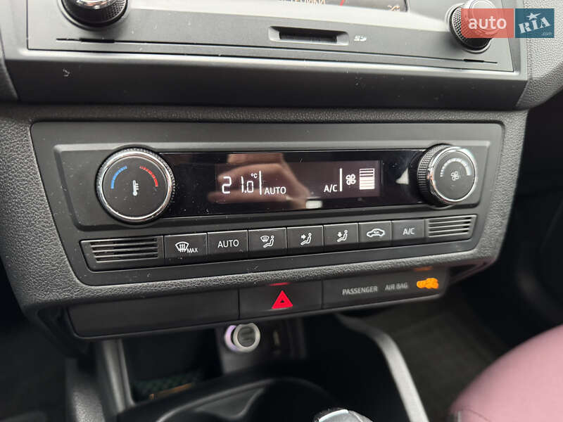 Хэтчбек SEAT Ibiza 2015 в Вишневом фото 14 Хэтчбек SEAT Ibiza 2015 в Вишневом