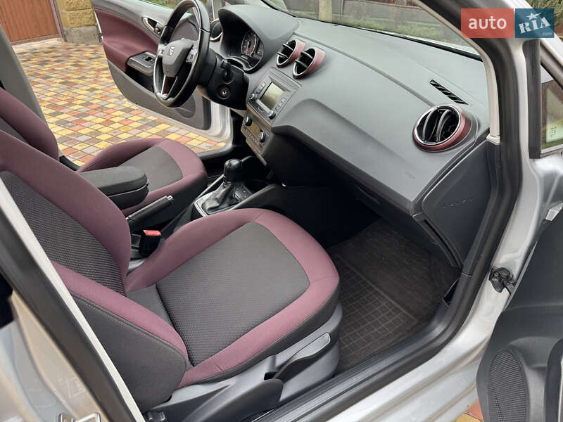 Хэтчбек SEAT Ibiza 2015 в Вишневом фото 17 Хэтчбек SEAT Ibiza 2015 в Вишневом