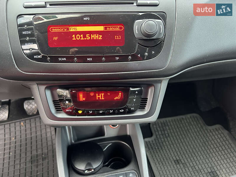 Хэтчбек SEAT Ibiza 2011 в Хороле фото 16 Хэтчбек SEAT Ibiza 2011 в Хороле