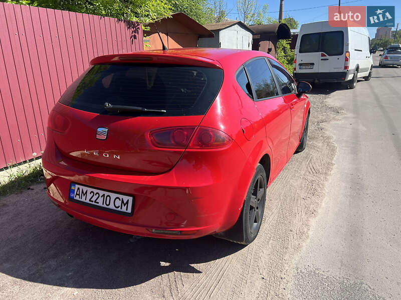 Хэтчбек SEAT Leon 2010 в Коростене