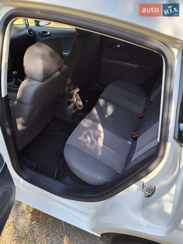 Хэтчбек SEAT Leon 2010 в Каменке