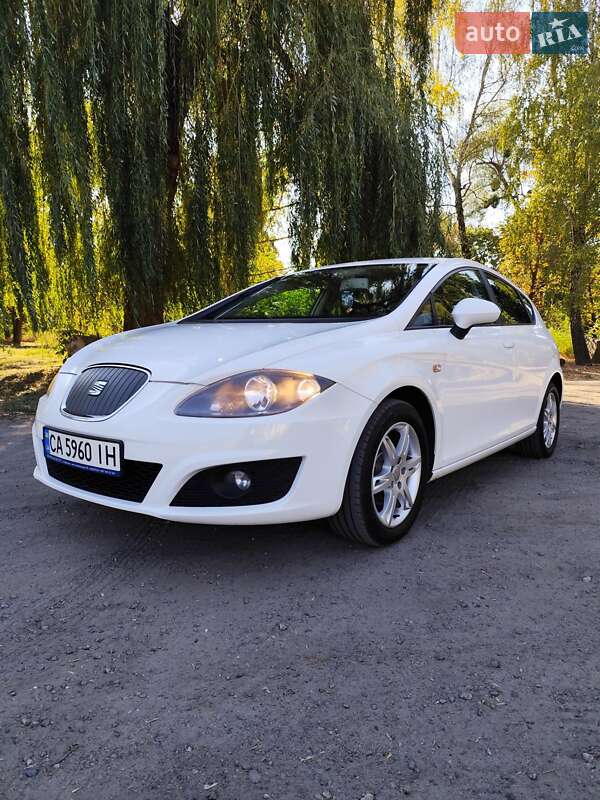 Хэтчбек SEAT Leon 2010 в Каменке