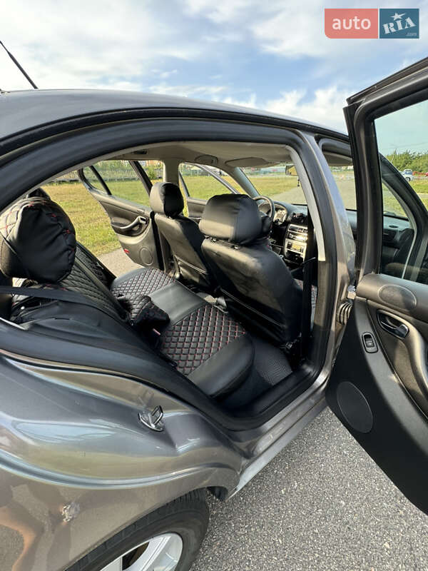 Хэтчбек SEAT Leon 2006 в Петропавловской Борщаговке