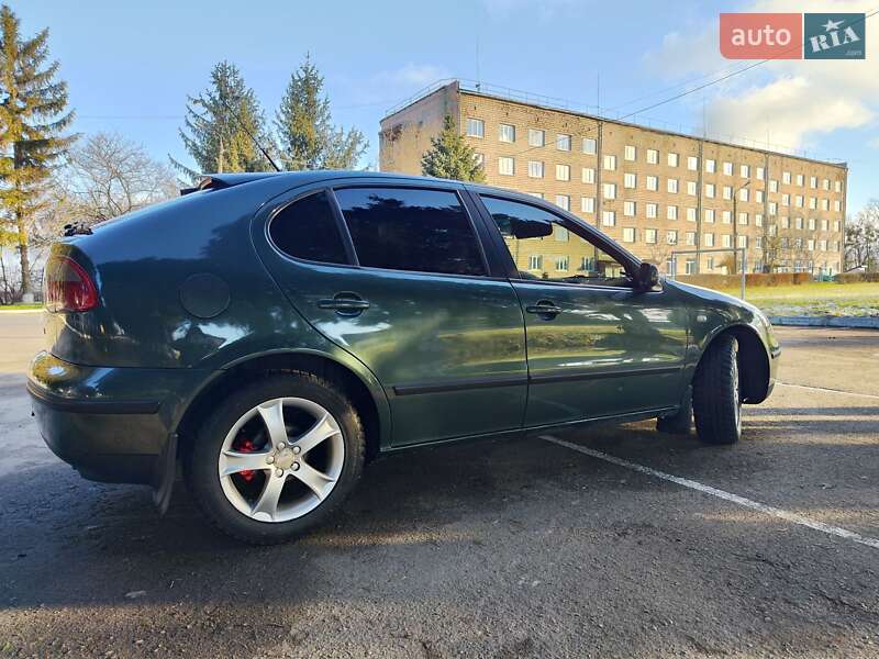 Хэтчбек SEAT Leon 2002 в Остроге