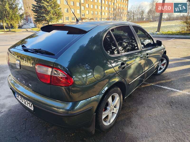 Хэтчбек SEAT Leon 2002 в Остроге