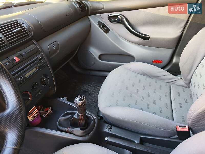 Хэтчбек SEAT Leon 2002 в Остроге