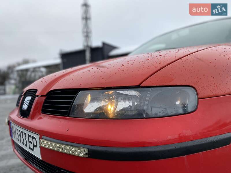 Хэтчбек SEAT Leon 2001 в Звягеле