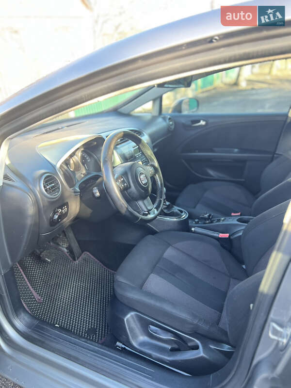 Хэтчбек SEAT Leon 2007 в Казатине