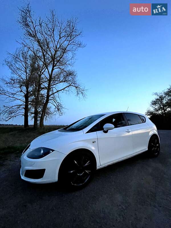 Хэтчбек SEAT Leon 2011 в 