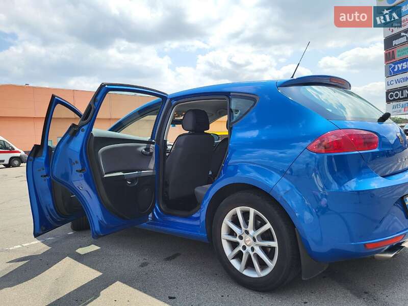 Хэтчбек SEAT Leon 2010 в Киеве