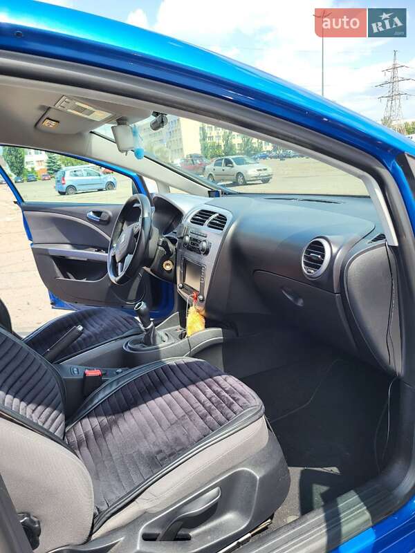 Хэтчбек SEAT Leon 2010 в Киеве