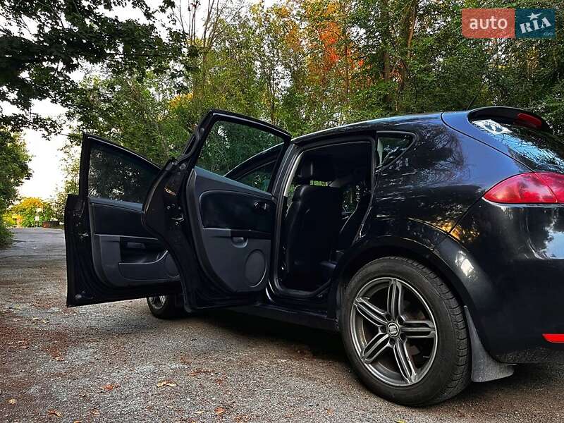 Хетчбек SEAT Leon 2006 в Дніпрі
