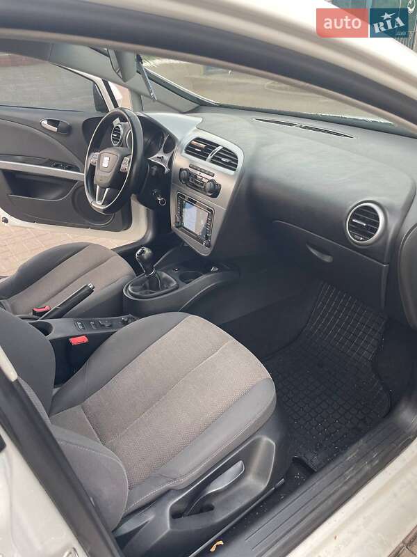 Хэтчбек SEAT Leon 2010 в Киеве