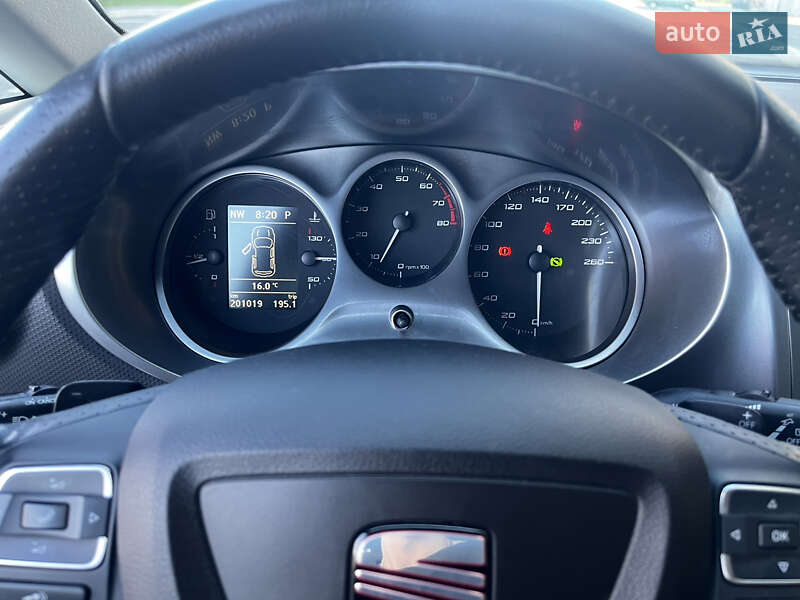 Хэтчбек SEAT Leon 2010 в Умани