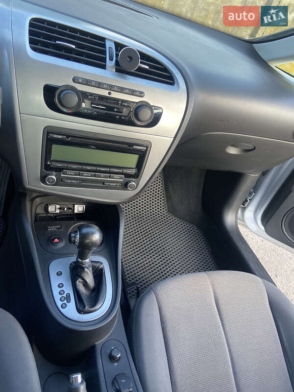 Хэтчбек SEAT Leon 2010 в Шептицькому