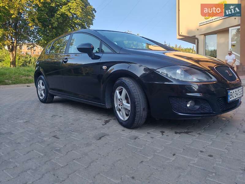 Хэтчбек SEAT Leon 2011 в 