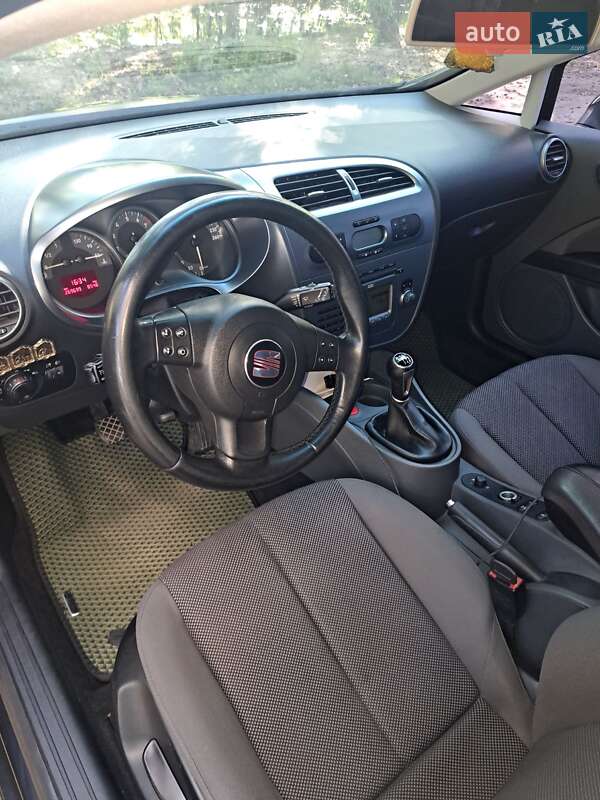 Хэтчбек SEAT Leon 2008 в Звягеле