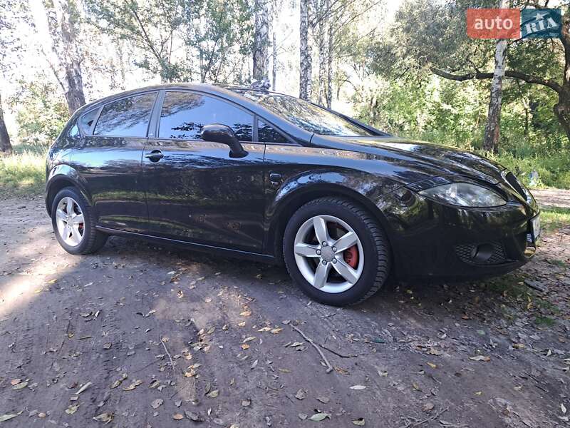 Хэтчбек SEAT Leon 2008 в Звягеле