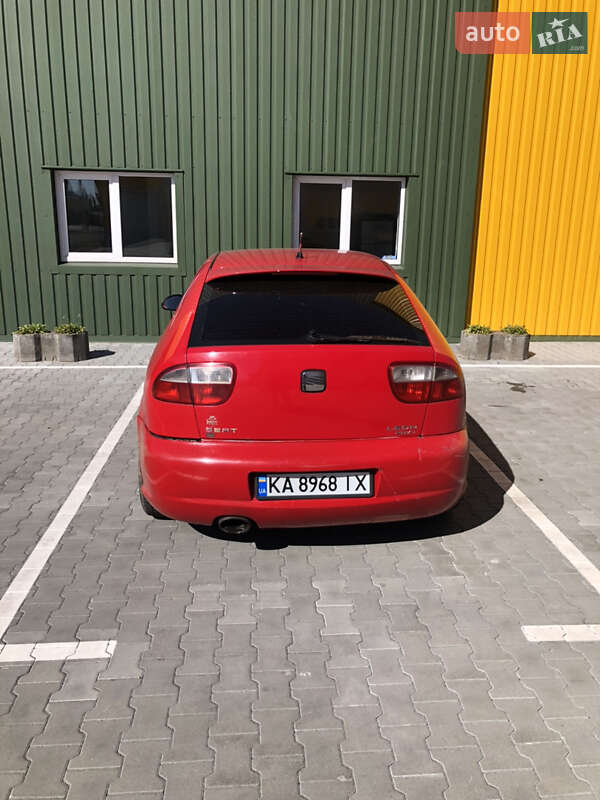 Хэтчбек SEAT Leon 2005 в Вишневом