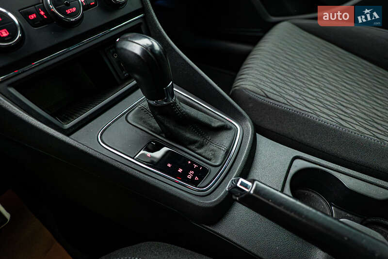 Хэтчбек SEAT Leon 2016 в Киеве