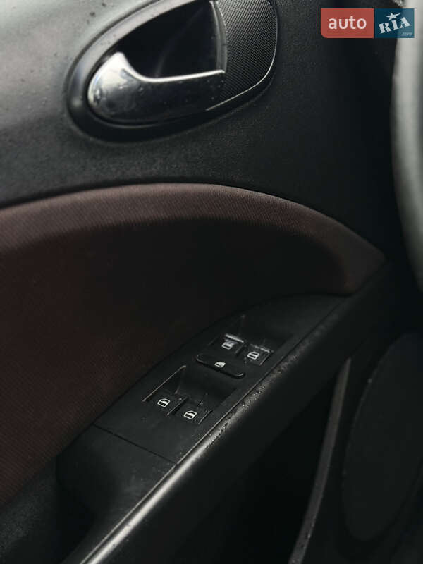 Хэтчбек SEAT Leon 2005 в Корсуне-Шевченковском