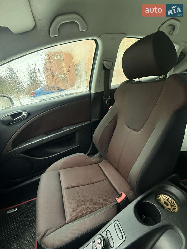 Хэтчбек SEAT Leon 2005 в Корсуне-Шевченковском