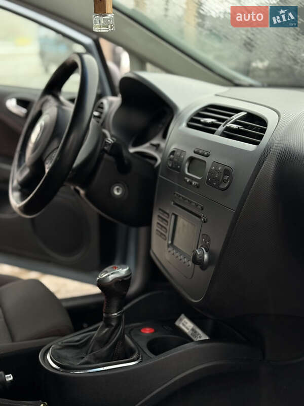 Хэтчбек SEAT Leon 2005 в Корсуне-Шевченковском