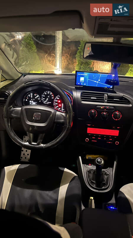 Хэтчбек SEAT Leon 2011 в Маневичах