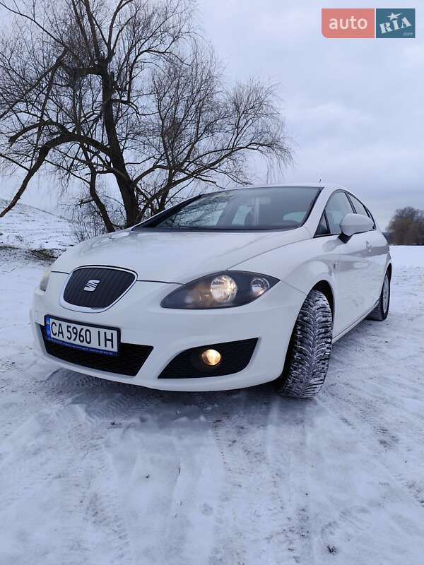 Хэтчбек SEAT Leon 2010 в Каменке