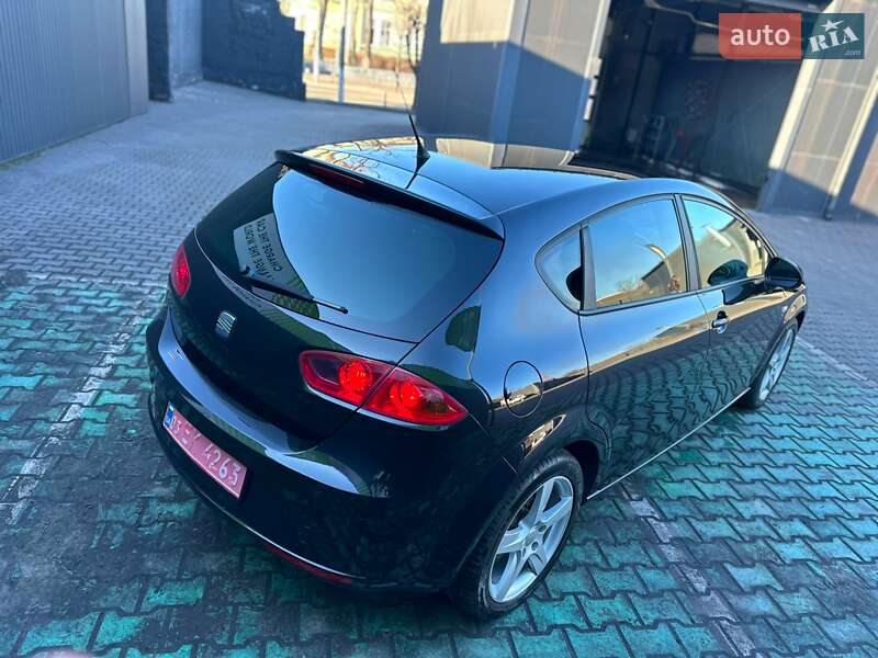 Хэтчбек SEAT Leon 2010 в Каменском
