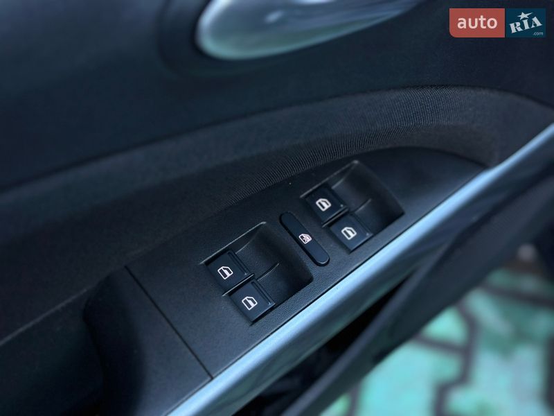 Хэтчбек SEAT Leon 2010 в Каменском